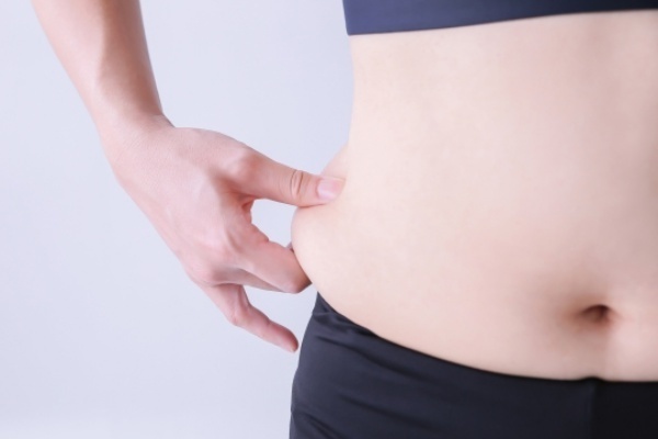 おなかをつまんで代謝促進！専門家伝授する“むくみ”解消術