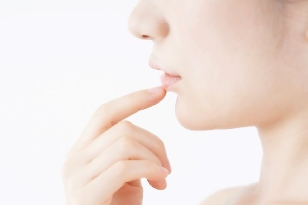 ポイントは「おでこ」と「舌」、顔のたるみ取るリフトアップ法