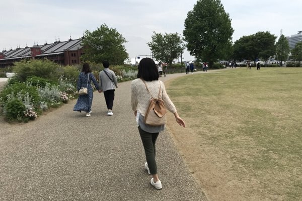 目をリラックスさせる新習慣、大きい歩幅で歩くと疲れ目解消に