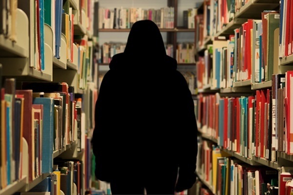 「息子にデート相手を！」過保護すぎる母親が大学で大胆行動