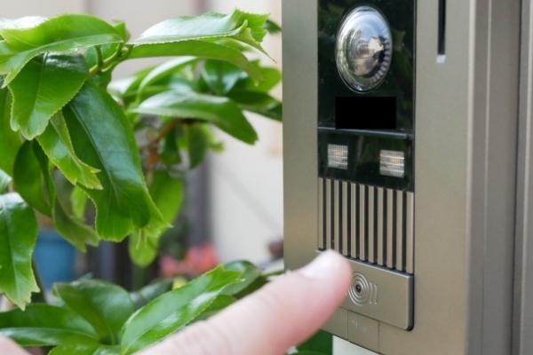 夫の死後、妻を待ち受ける「生活の落とし穴」…訪問販売に注意