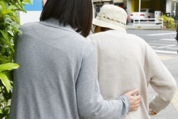 無理やり病院へはNG、経験者語る「母に認知症の疑いが…」