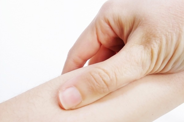 肩や首のこりは「腕の疲れ」に関係あり…理学療法士が解説