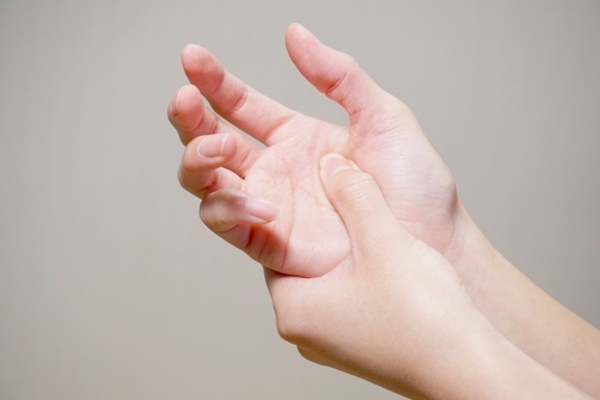 肩がこったら親指の付け根を揉め！全身のこりをとるほぐし術