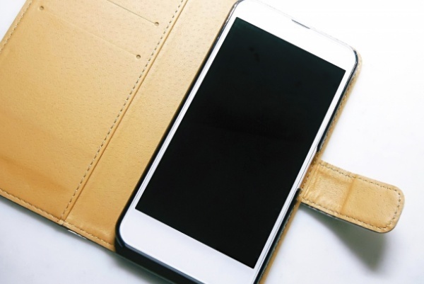 ブック型ケースが正解！数秘術研究家伝授「金運スマホ作り方」