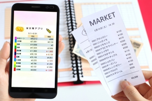 金運スマホには、「スマホケースは1万円と一緒に寝かす」