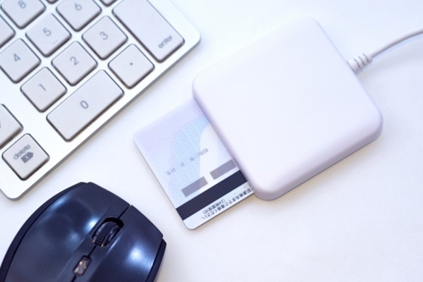 紛失、専用機器…マイナンバーカードの保険証化が抱える問題