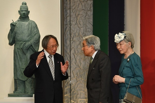 3カ国で梅を囲み…「令和」考案者込めた日中韓平和への願い