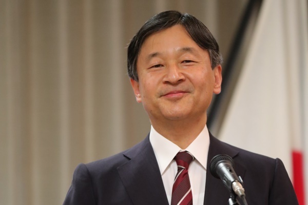 皇太子さま「令和」に笑顔…安倍首相と発表3日前の“合意”