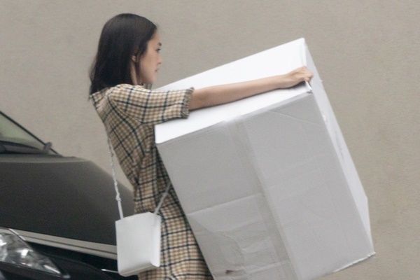 桐谷美玲がマッチョ妻に！超特大サイズの荷物を軽々と運ぶ