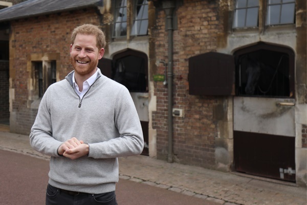 第一子誕生の英ヘンリー王子「愛おしい」子を前に寝不足か