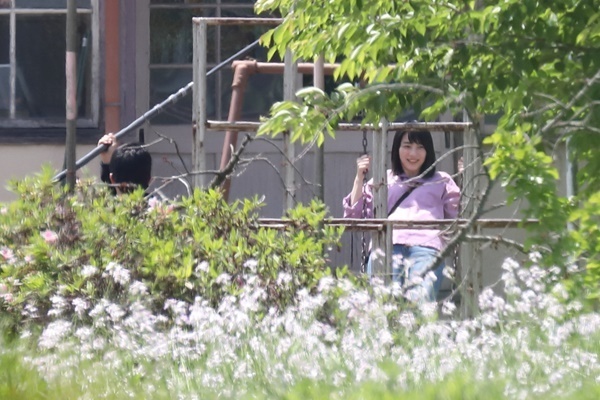 のん 4年ぶり映画現場の喜び…炎天下でも笑顔でブランコ撮影