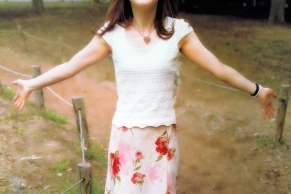 形成外科医が解説、猫背を改善する「コブラのポーズ」とは