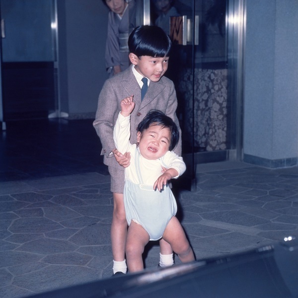 秋篠宮さま1歳5カ月の秘蔵写真！陛下に抱かれ大号泣の理由