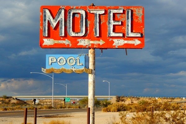 モーテルの部屋から生後半年の赤ちゃん救助　両親は室内で死亡