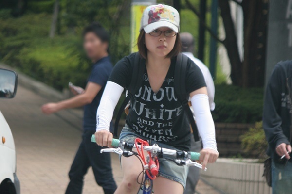 宇多田ヒカルが過剰運動症候群公表 ライブ裏にあった激痛の爪痕