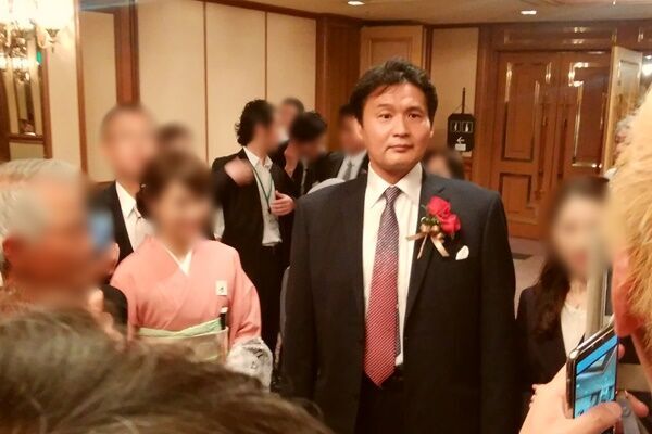 「貴乃花御縁会」では出席者から撮影＆サイン攻めに。