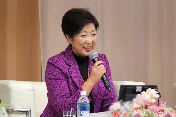 かぶる傘に二酸化炭素ゼロ宣言…小池都知事のセンスに疑問の声