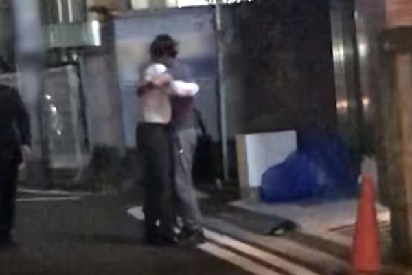 吉田栄作、おっさんとハグ！内山理名も知らない酔っ払い現場