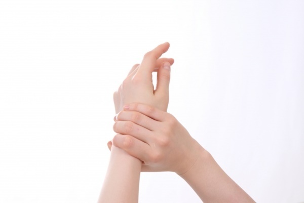 寝起きの3分で首・肩・股関節をほぐす「骨ストレッチ」術