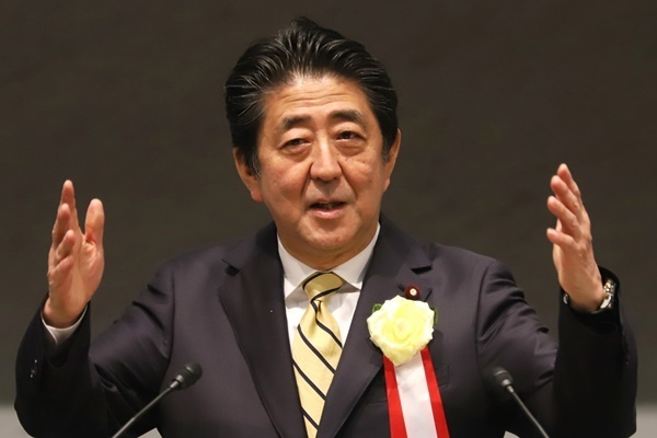安倍首相が審議拒否中に芸人と会談「国民を愚弄」と批判の声