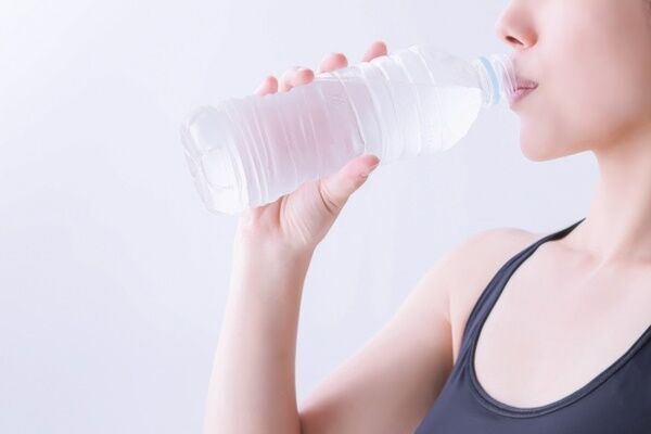 腰痛を根本的に見直すための「水の飲み方」、専門家が解説