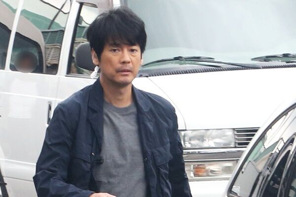 6月中旬の早朝、唐沢は横浜市内で主演ドラマ『ボイス』の撮影を。