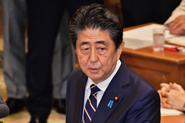 2千万円不足に回答控えると閣議決定 過去にも数々の珍決定が