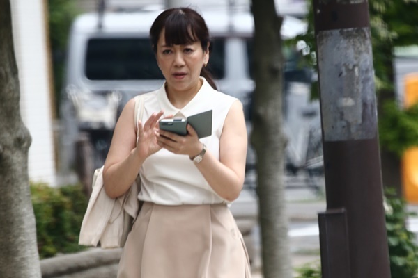 岩崎良美 離婚でみえた親子確執…実母の話聞かれ涙浮かべる