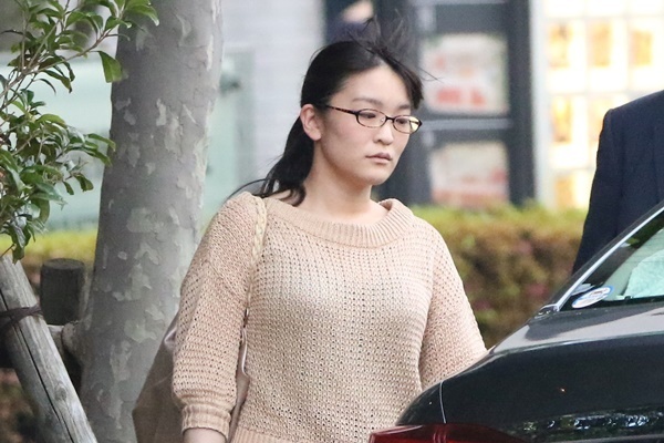 眞子さま 会見2日前の物憂げな姿…職場と自宅往復する日々