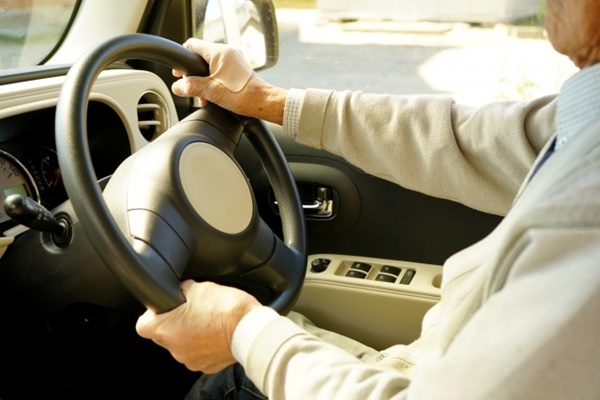 2025年に認知症患者は700万人に…懸念される自動車事故