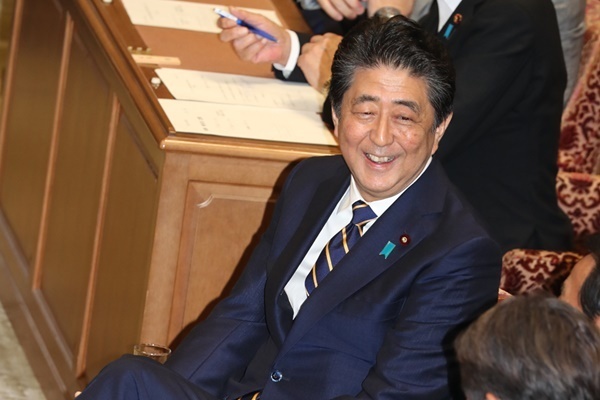 安倍首相も実践！不眠解消のための「4-7-8呼吸法」の効果