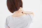 その痛みストレートネックが原因かも…頸椎の歪みが腰痛を招く