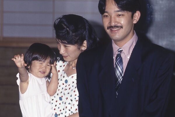 眞子さま1歳10カ月 かわいすぎるバイバイ 秘蔵写真 19年6月29日 ウーマンエキサイト