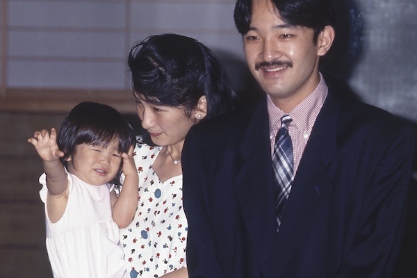 眞子さま1歳10カ月　かわいすぎるバイバイ！【秘蔵写真】