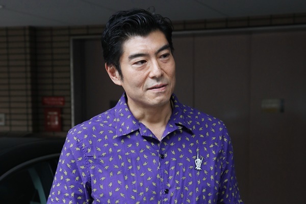 高嶋政宏語る忠夫さん密葬　寿美花代さんは傷心で火葬場行けず