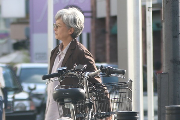 田中裕子もグレーヘアに！夫・沢田研二とおそろい電車デート