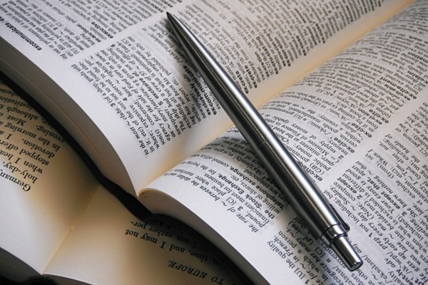 睡眠惜しみ翻訳家に、“億資産”築いた原点はかつての貧しさ