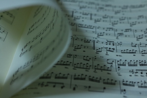 『エヴァ』主題歌で億万長者に…作詞家女性の失敗と反省