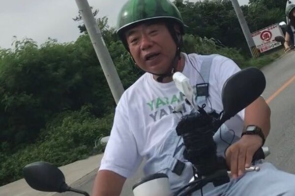 宮古島のロケでお決まりのヘルメットをかぶり電動バイクで駆ける出川。