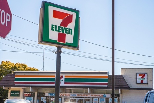米セブン-イレブン“7.11ベイビー”に7111ドルをプレゼント