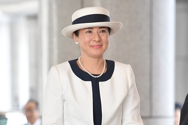 雅子さま 令和ファッションの法則、ビビッドから淡い色合いに