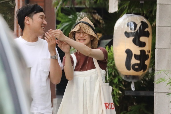 蒼井優 山里との節約新婚生活、エコバッグ手にカーシェア移動