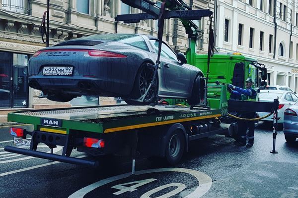 駐車場で夫が突然死！ 超過料金と罰金催促に失意の妻は…