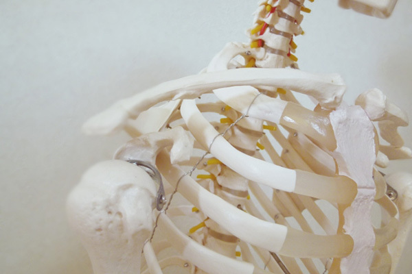 むくみ、便秘や下痢にも！「鎖骨つまみ」で不調を乗り切る