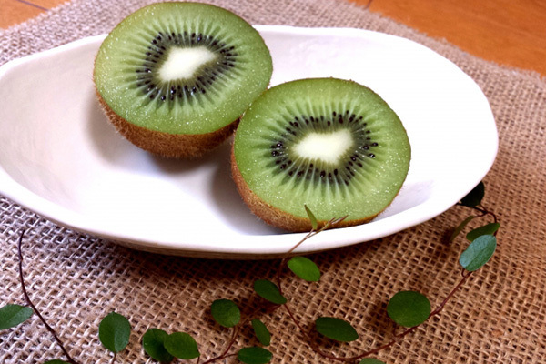 キウイの美肌効果引き出すは朝・夜どちらに食べるべき？