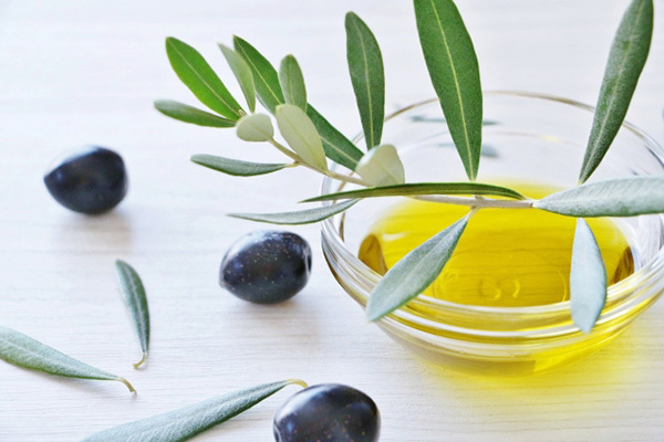 オイルで口ゆすぐ「オイルプリング」に期待できる健康効果