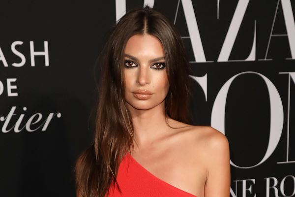 エミリー・ラタコウスキー 5千円ドレスでセレブイベントに