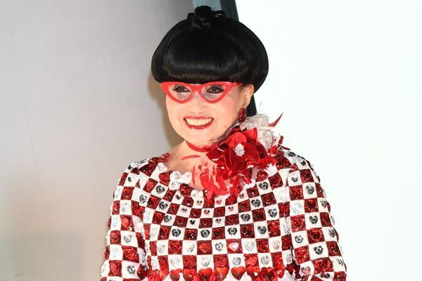 黒柳徹子の子猿あやす姿が話題 過去には動物と話せると公言も