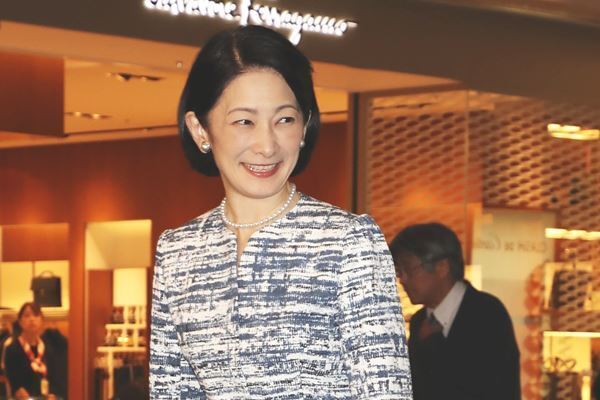 紀子さまと小室さん母の明暗…同じ53歳も親子関係は対照的に